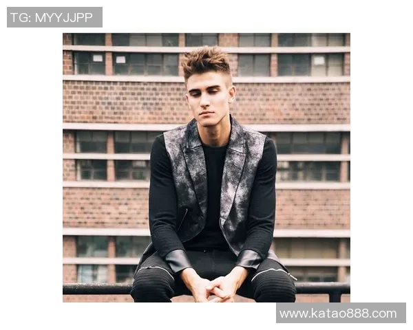 欧美足球明星羽绒马甲时尚潮流解析与搭配技巧分享 欧美足球明星羽绒马甲时尚潮流解析与搭配技巧分享