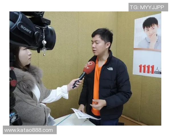 足球明星化身老人展现人生百态引发热议与感动 足球明星化身老人展现人生百态引发热议与感动