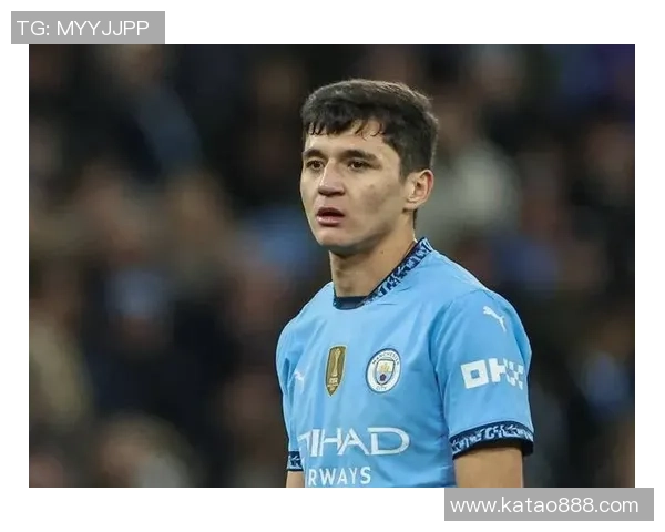 足球明星独特魅力展现断眉造型引发球迷热议与关注 足球明星独特魅力展现断眉造型引发球迷热议与关注